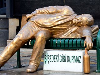 Eskişehir’e sarhoş adam heykeli