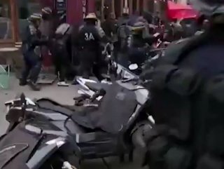 Fransa’da Macron karşıtı gösteriye polis dayağı