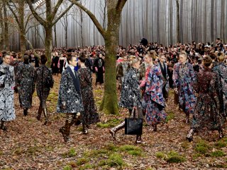 Fransız moda devi defile için 150 yıllık ağaçları kesti