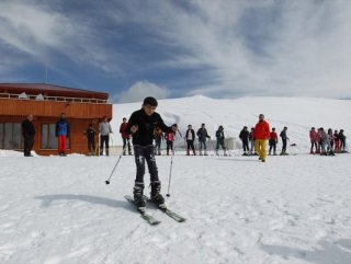 Hakkari’de 5 bin öğrenciye kayak eğitimi verildi