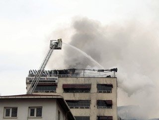 Karaköy’de 7 katlı binada yangın