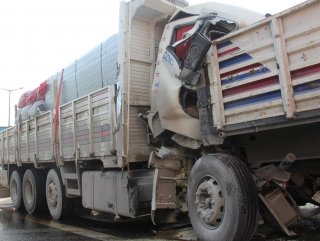 Kaza yapan kamyon sürücüsü 40 dakikada kurtarıldı