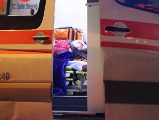 Kontrolü kaybeden sürücü tramvay yoluna uçtu: 2 yaralı