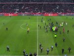 Lille-Montpellier maçında taraftarlar sahaya daldı