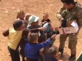 Mehmetçik Afrin’de çocukların mutluluk kaynağı oldu