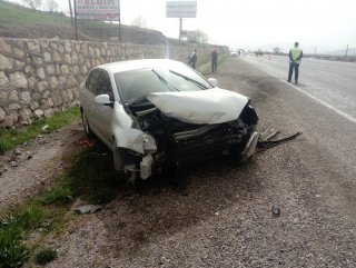 Otomobil istinat duvarına çarptı: 2 Yaralı