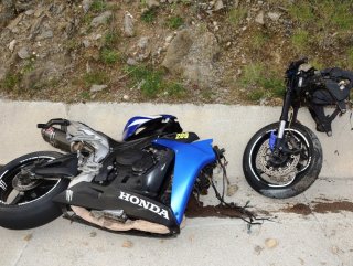 Parçalanan motosikletin sürücüsü yara almadan kurtuldu