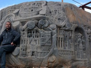Suriyeli heykeltıraş 117 tonluk kayaya barışı işledi