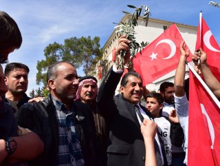 Suriyeliler Afrin kuşatmasını sevinçle karşıladı