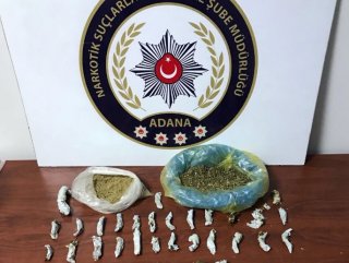 Torbacı esrarın üzerine sifonu çekemeden polise yakalandı