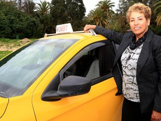 Tunus’un 32 yıllık kadın taksi şoförü