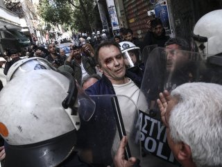 Yunanistan sokakları yine karıştı