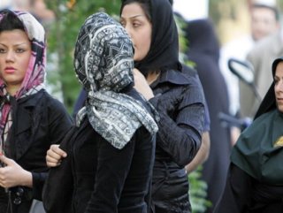 İran başörtüsünün baskı ve şiddetle korunmasına karşı