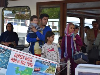 İranlılar teknede İzmir Marşı’yla eğlendi