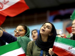İran’da stadyuma girmeye çalışan 35 kadına gözaltı