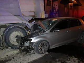 İstanbul’da duran kamyona çarptı: 2 yaralı