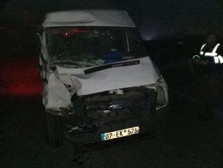 İzmir’de minibüs ile tır çarpıştı: 4 kişi yaralandı