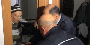 Adana&rsquo;da polis, mahsur kalan yaşlı adamı, hırsızların kullandığı yöntemle kurtardı