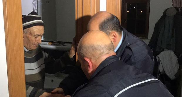 Adana&rsquo;da polis, mahsur kalan yaşlı adamı, hırsızların kullandığı yöntemle kurtardı
