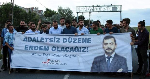 CHP’li gençler, Eren Erdem’in tutuklanmasını protesto etti