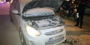 Beyoğlu&rsquo;nda seyir halindeki otomobil alev alev yandı