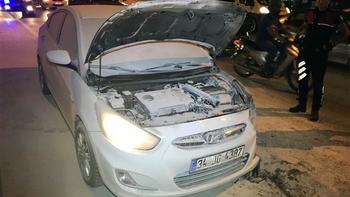 Beyoğlu’nda seyir halindeki otomobil alev alev yandı