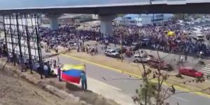 Venezuela’da Maduro destekçileri başkanlık sarayı çevresinde toplandı