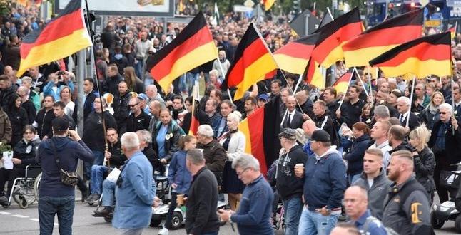 Almanya, aşırı sağ ve nefret suçlarına karşı önlem paketi hazırladı .