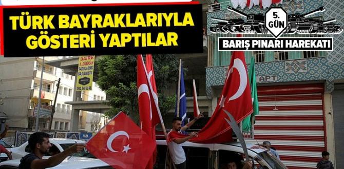 Şanlıurfa Akçakale’de Türk bayraklarıyla sevinç gösterisi yapıldı .